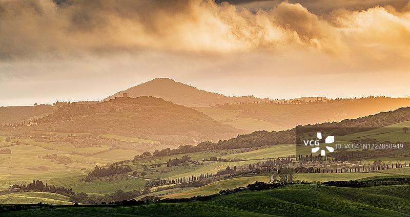 来自意大利托斯卡纳瓦尔德奥西亚的阳光明媚的风景图片素材