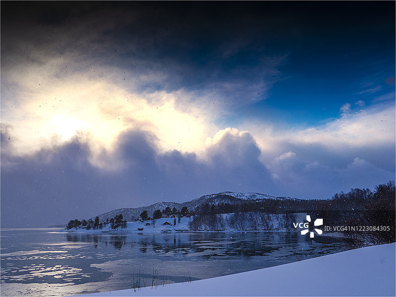 挪威北极圈Senja岛的Stronglandseidet，穆迪冬季灯光图片素材