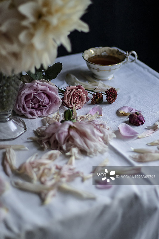 穆迪的粉色花朵和古董茶杯静物画图片素材