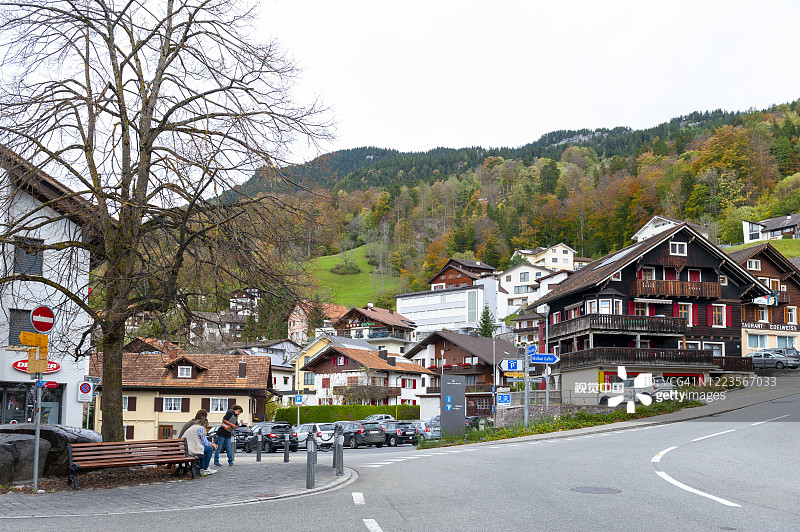 列支敦士登的特里森贝格(Triesenberg)，位于欧洲阿尔卑斯山脉上莱茵河山谷的一个高地上图片素材