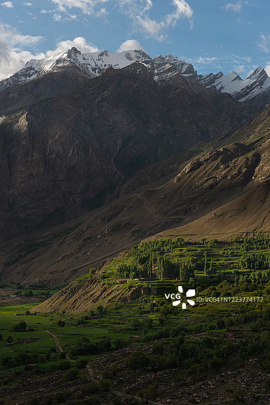 夏季的早晨在阿斯科尔村，K2徒步路线，喀喇昆仑山脉在吉尔吉特-巴尔蒂斯坦，巴基斯坦图片素材