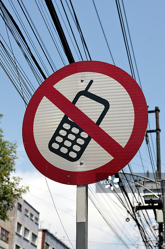 禁止使用手机的交通警告标志图片素材
