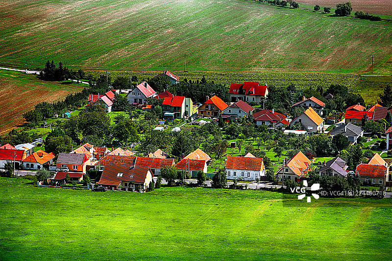 斯摩伦尼斯附近的村庄在夏天，斯洛伐克。无人机的观点图片素材