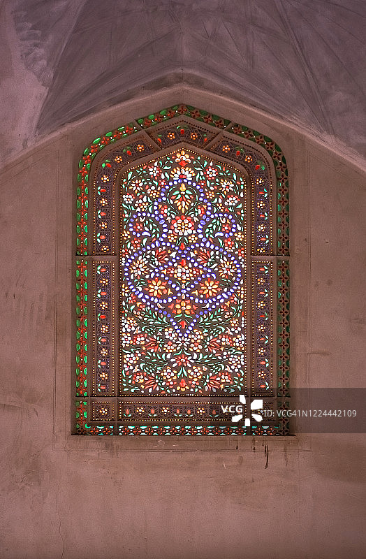 伊朗卡尚装饰精美的彩色玻璃窗图片素材