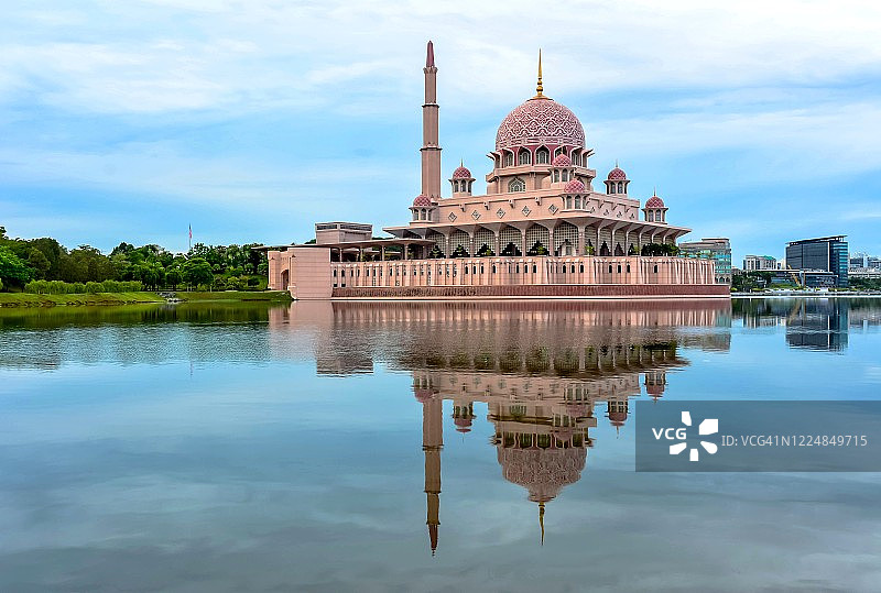 宁静的早晨的Putra清真寺和倒影在Putrajaya，吉隆坡，马来西亚图片素材