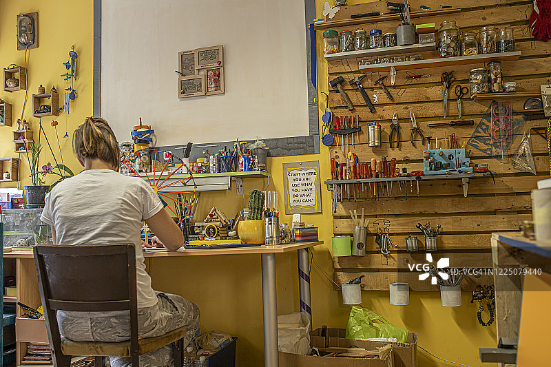年轻女子在她的工作室里创作手工雕塑图片素材