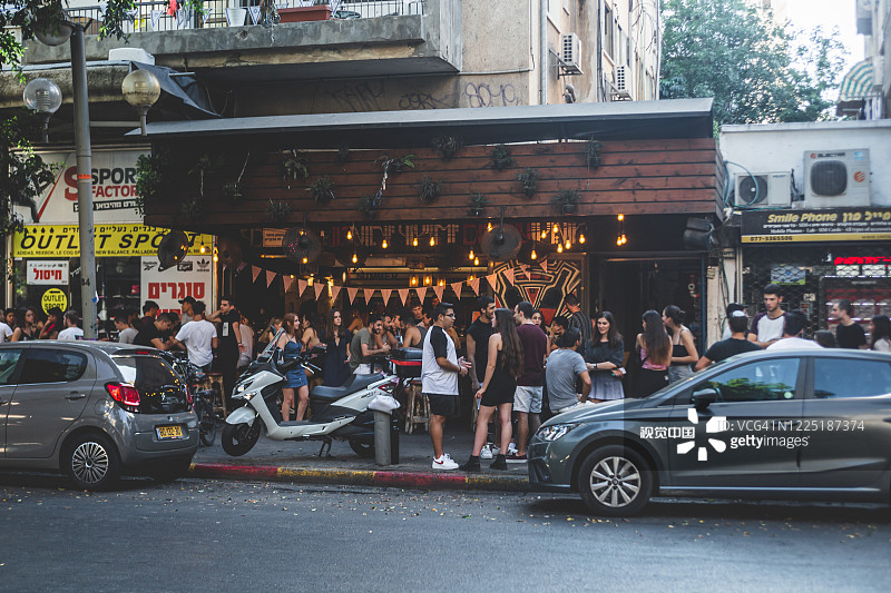 以色列特拉维夫市迪曾戈夫大街上一家当地酒吧的室外用餐平台图片素材