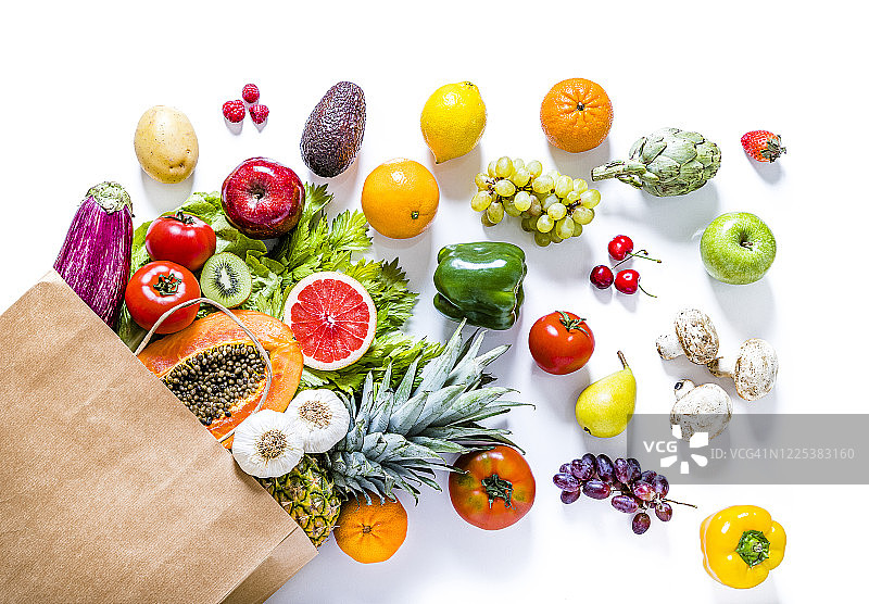 白色背景上装满各种水果和蔬菜的纸袋图片素材