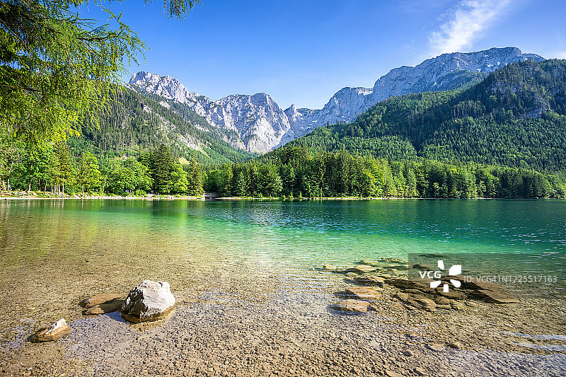 位于奥地利阿尔卑斯山脉的沃德尔湖，夏日美景图片素材