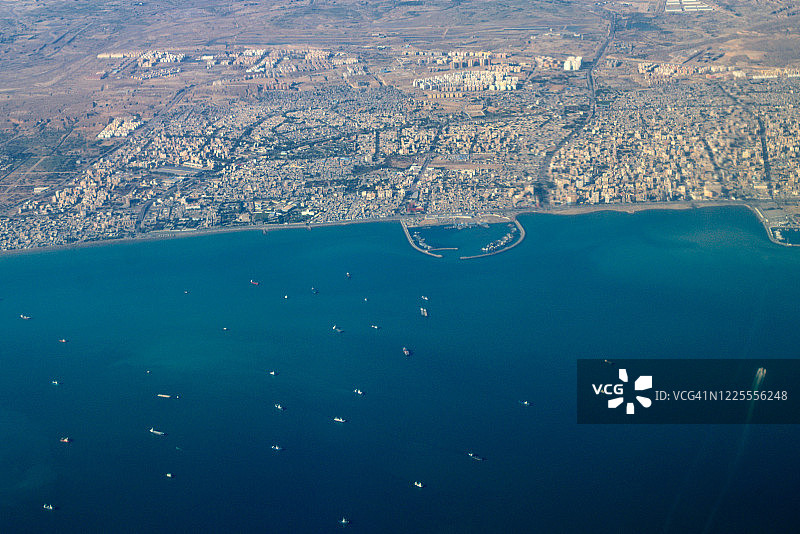 阿巴斯港鸟瞰图，伊朗霍尔木兹海峡的主要伊朗波斯湾港口城市，有几个港口和船只交通图片素材