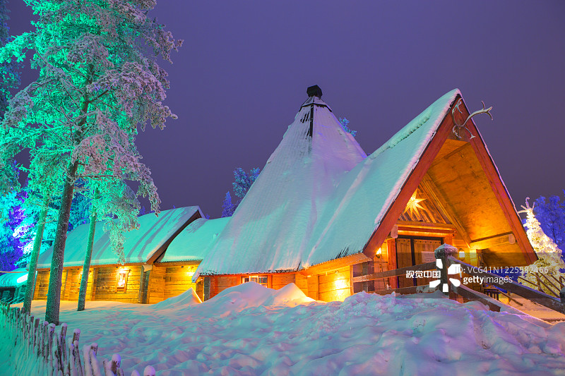 圣诞节期间，芬兰极圈上独特的拉普兰索米屋。位于芬兰令人惊叹的冬季森林景色前图片素材