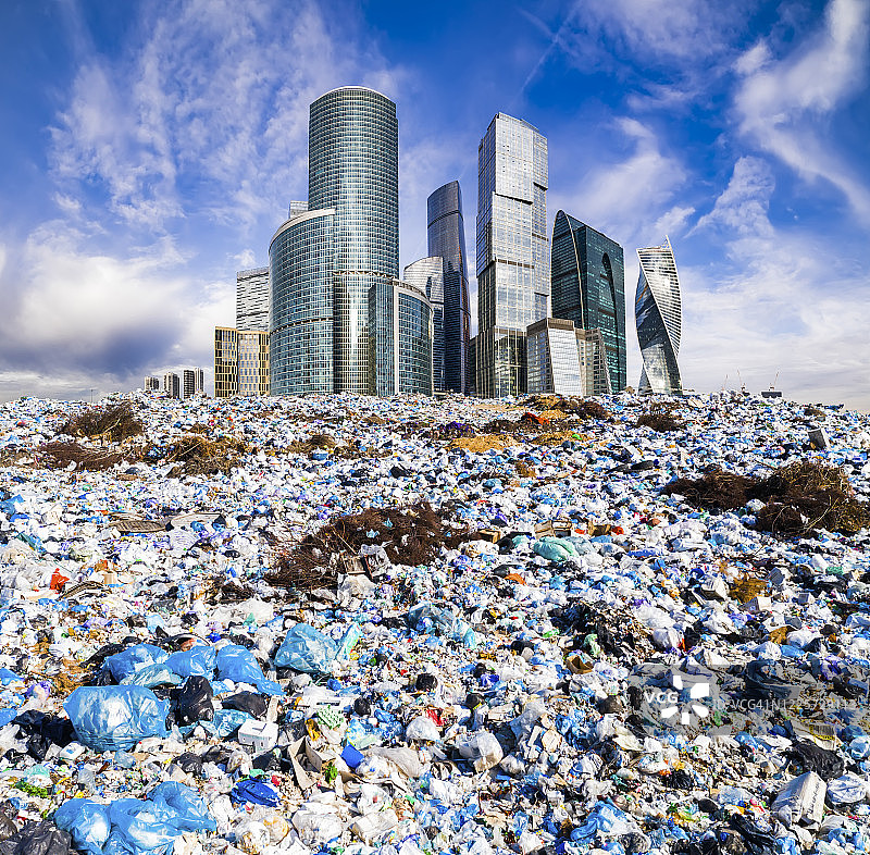 城市垃圾场的背景是摩天大楼。城市垃圾场的背景是摩天大楼。城市污染的概念图片素材