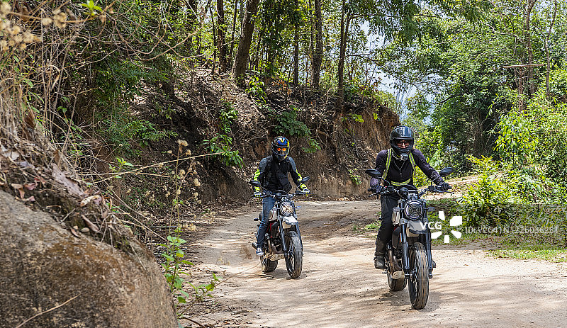 两个朋友骑着他们的乱骑摩托车穿过福里斯特图片素材