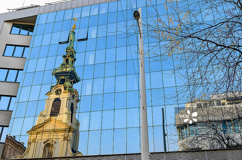 奥地利维也纳的加里森教堂反映在店面的窗户上图片素材