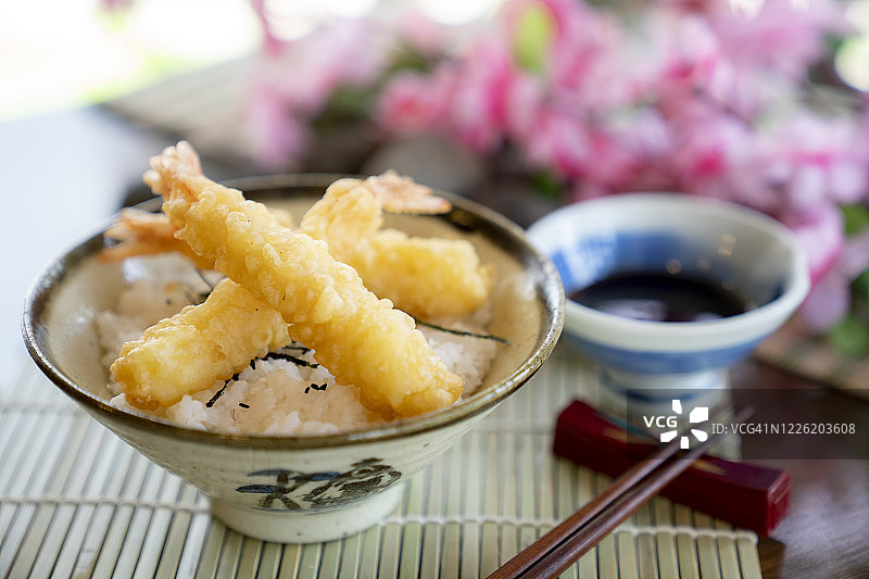 日本料理餐厅的日本饭配天妇罗虾图片素材