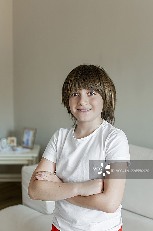 土耳其可爱的男孩在家里摆姿势图片素材