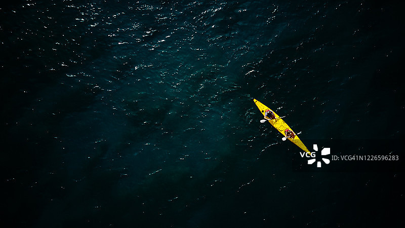 双人黄色皮艇在瓦纳卡深绿色水域图片素材