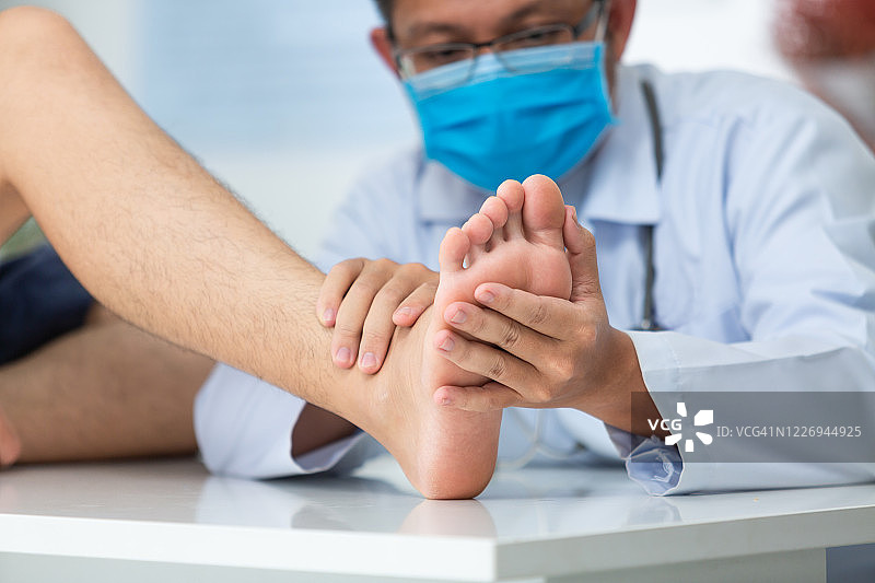 近距离手部医生检查该男子“u2019”的脚后跟，脚后跟刺痛，足底筋膜炎，骨赘图片素材