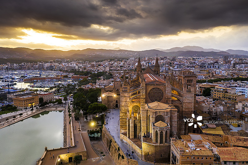 帕尔马的圣玛丽亚大教堂鸟瞰图。马略卡岛,西班牙。图片素材