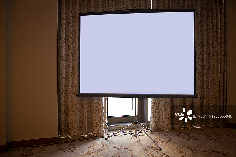 屏幕投影仪三脚架Layar Proyektor会议室。法国空白放映机画布。图片素材