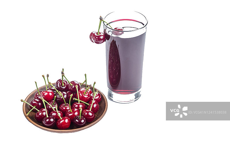 开胃的樱桃和一杯果汁在白色的背景。图片素材