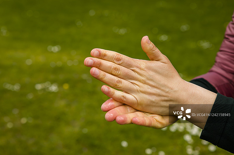 清洁双手，注意卫生。洗手时用凝胶、酒精杀菌，当你从公园回来时要注意卫生。它可以防止细菌和细菌的传播，防止冠状动脉病毒和其他病毒的感染图片素材