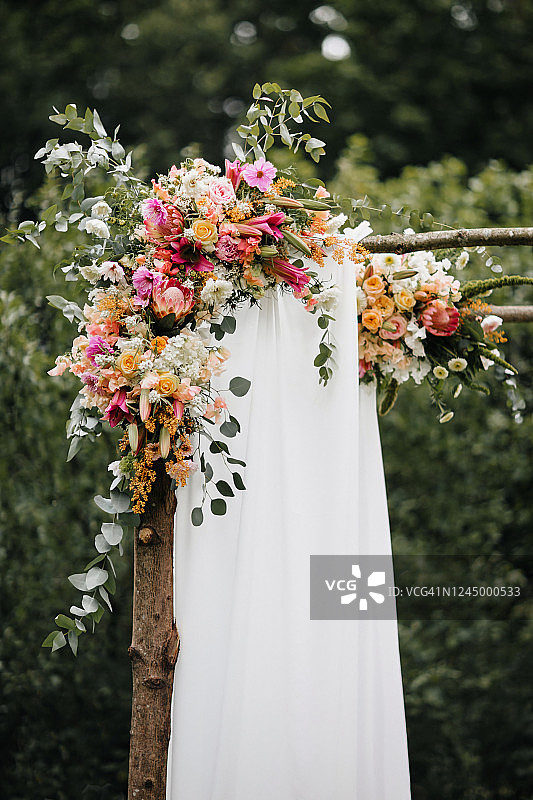 装饰豪华的婚礼拱门在花园里。图片素材