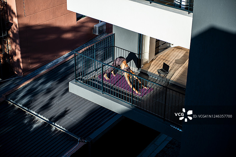 阳台上的瑜伽练习。图片素材