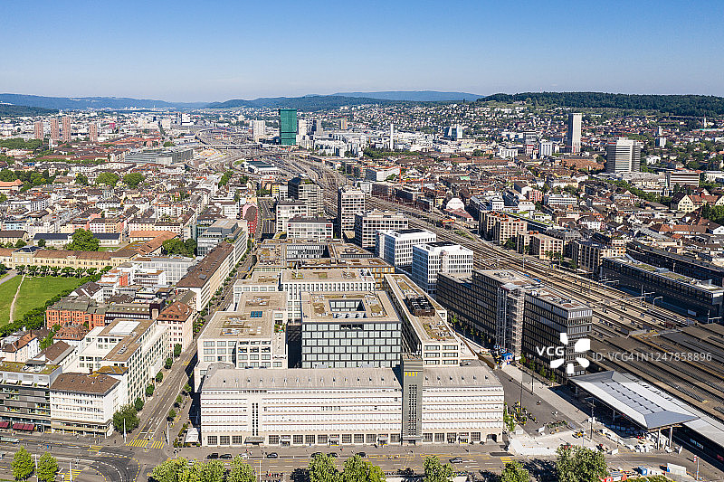 苏黎世市中心的办公楼鸟瞰图，位于瑞士最大城市的铁路沿线。图片素材