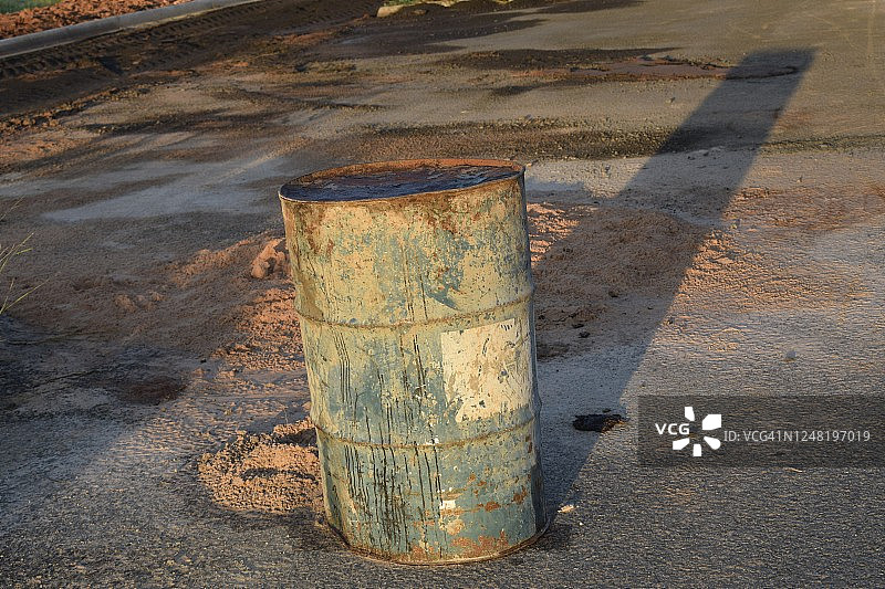 工业金属桶毁坏和生锈图片素材