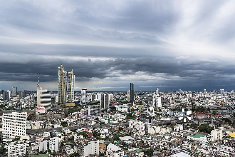 曼谷上空的超级单体风暴云在地平线上图片素材