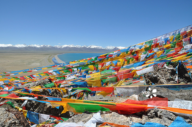 西藏的纳木错湖上，佛教的祷文飘扬图片素材