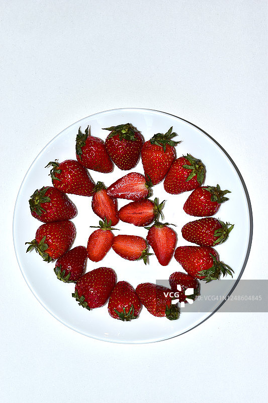 切片草莓或者白盘子上的维多利亚图片素材