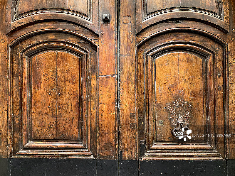 巴黎的一扇有门框和门环的旧橡木门图片素材