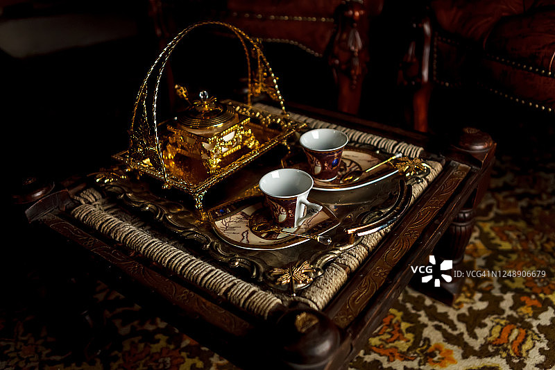 茶杯和糖碗放在旧的小桌子上图片素材