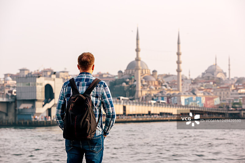 游客背包看伊斯坦布尔的天际线，后视图，伊斯坦布尔，土耳其图片素材