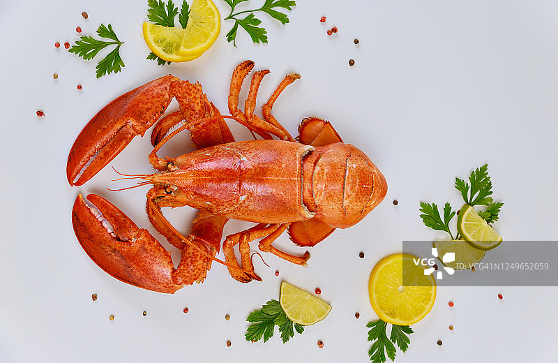 新鲜烹制的龙虾配上柠檬、欧芹和黑胡椒。图片素材