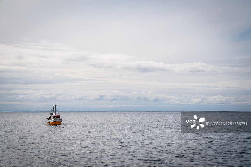 挪威斯沃尔埃尔海上的一艘渔船图片素材