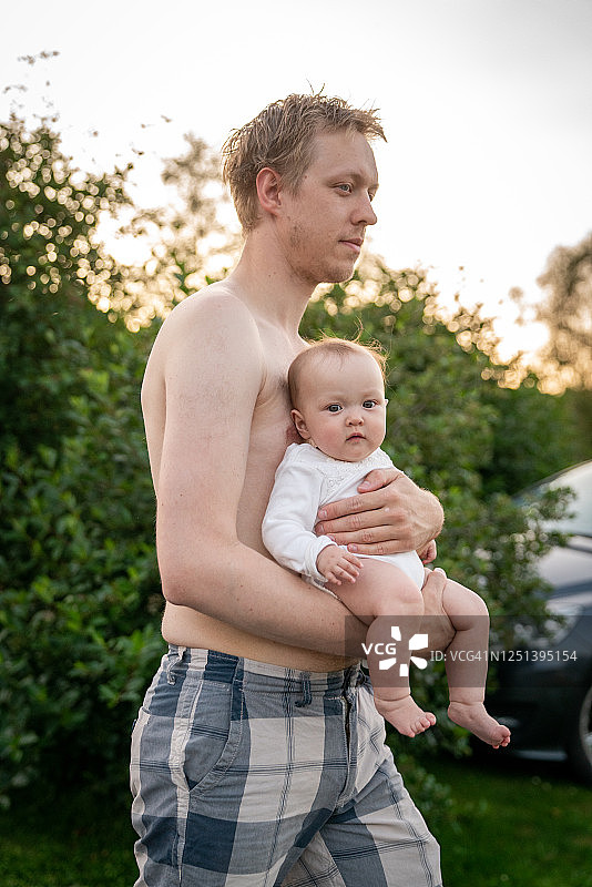挪威索内达尔的爸爸和宝宝日。图片素材