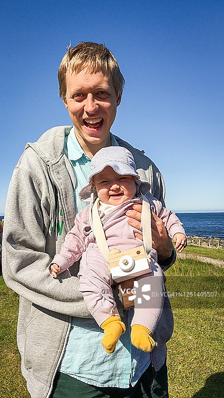 挪威Bøstad白人父亲抱着他的孩子图片素材