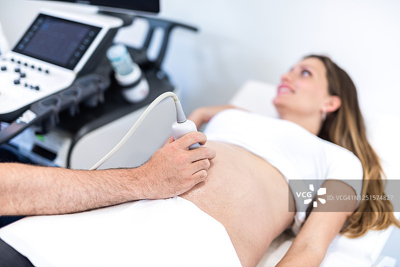 孕妇正在接受超声波检查。图片素材