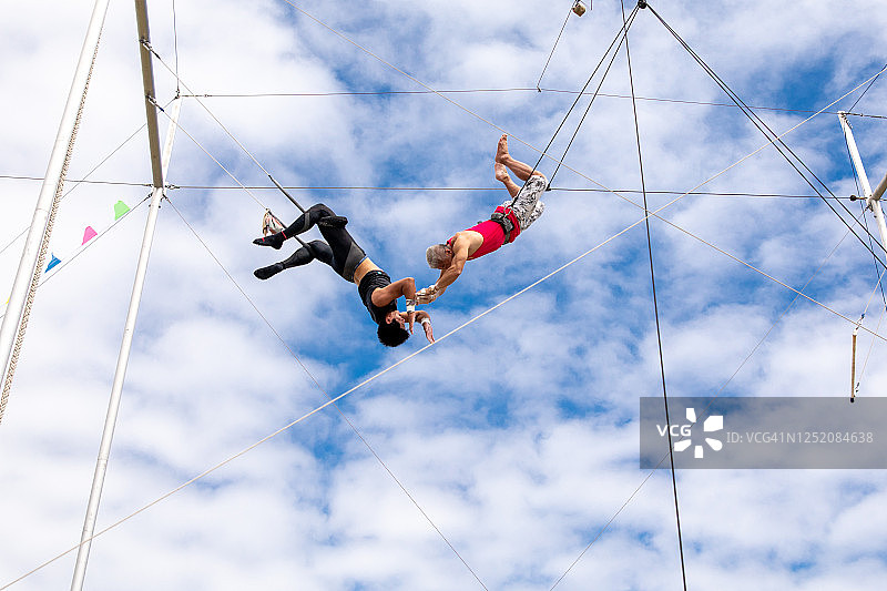 活跃成熟的运动员在空中跳向空中飞人教练图片素材