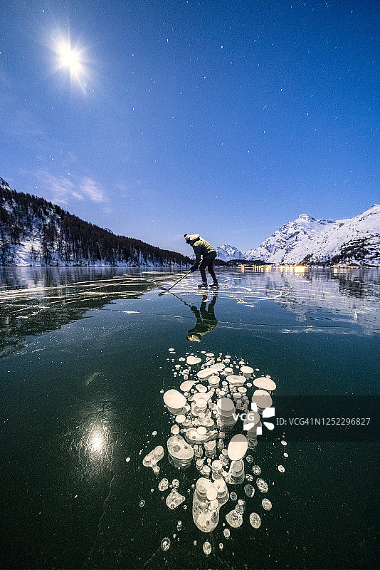 瑞士锡尔斯湖上滑冰运动员身上的月光图片素材