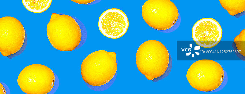 图案与柠檬水果。热带抽象几何平衡柑橘在经典的蓝色背景。图片素材