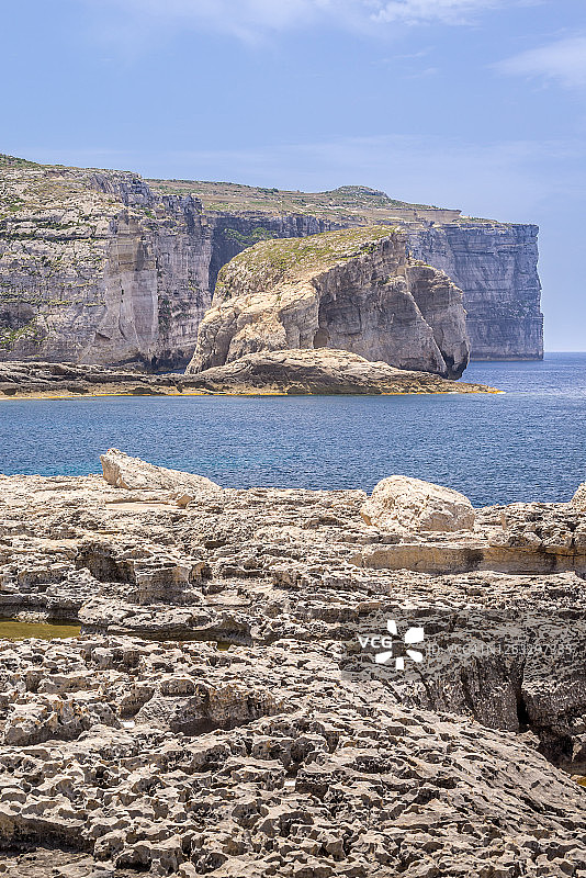 Gozo、马耳他。在马耳他戈佐岛海岸的真菌岩观看德韦拉湾海岸图片素材