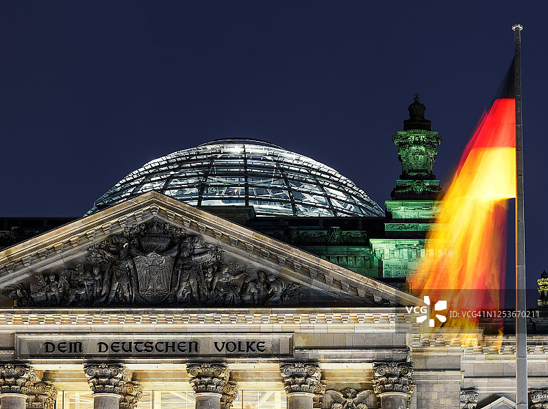 德国联邦议院和德国国旗之夜(德国柏林)图片素材