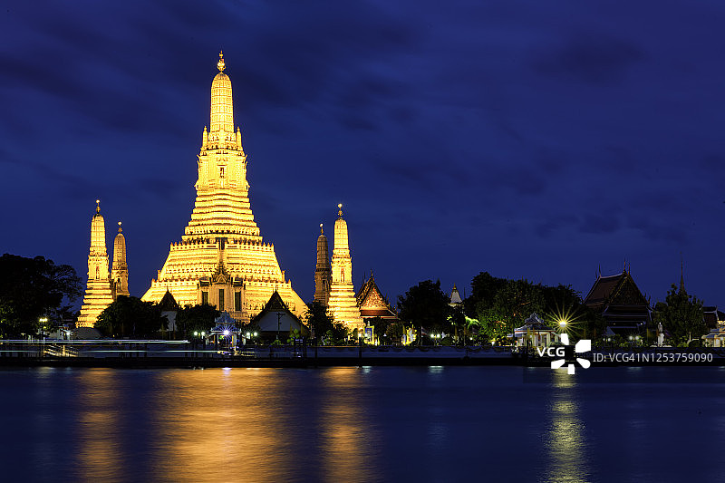 泰国曼谷美丽的佛教寺庙Wat Arun Ratchawararam。图片素材