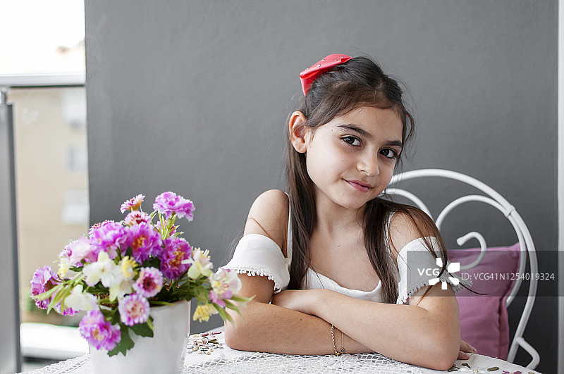土耳其可爱的小女孩在阳台摆姿势图片素材