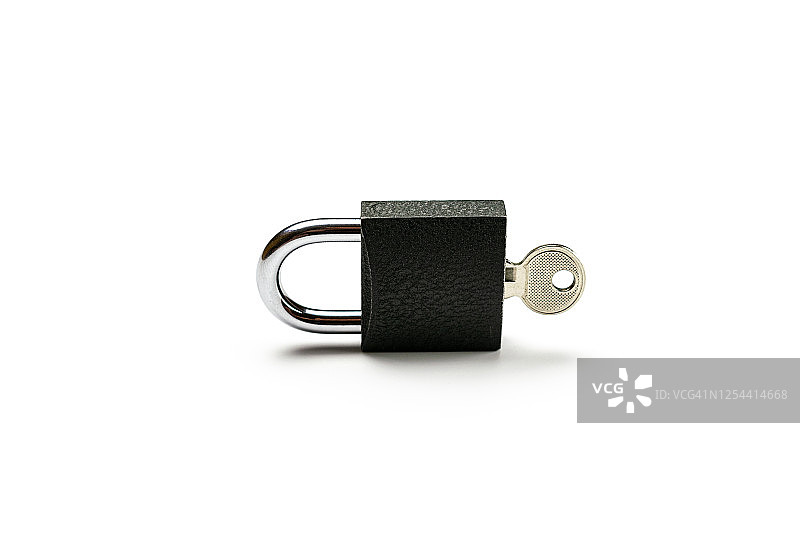 挂锁和钥匙隔离在白色背景上。有金属锁垫的隐私保护。图片素材