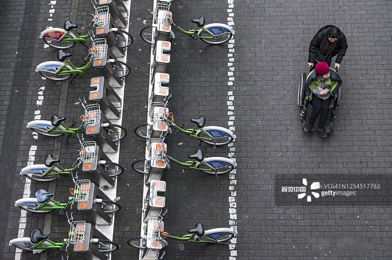 中国广州市中心路(北京路主要购物街)上的一排共享单车停车场图片素材